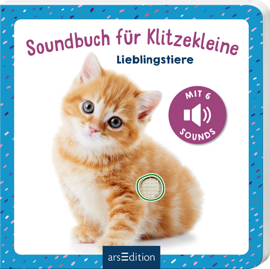 Das Buchcover zeigt ein süßes, orangefarbenes Kätzchen mit großen, neugierigen Augen in der Mitte. Der Titel „Soundbuch für Klitzekleine“ ist in freundlichen, verspielten Buchstaben in Pink und Blau gestaltet. Unter dem Titel steht „Lieblingstiere“ in einer einfachen Schriftart. Oben rechts befindet sich ein violetter Button mit dem Text „MIT 6 SOUNDS“. Der Hintergrund ist mit bunten Punkten in verschiedenen Farben gestaltet. Ganz unten mittig steht der Logoschriftzug von...