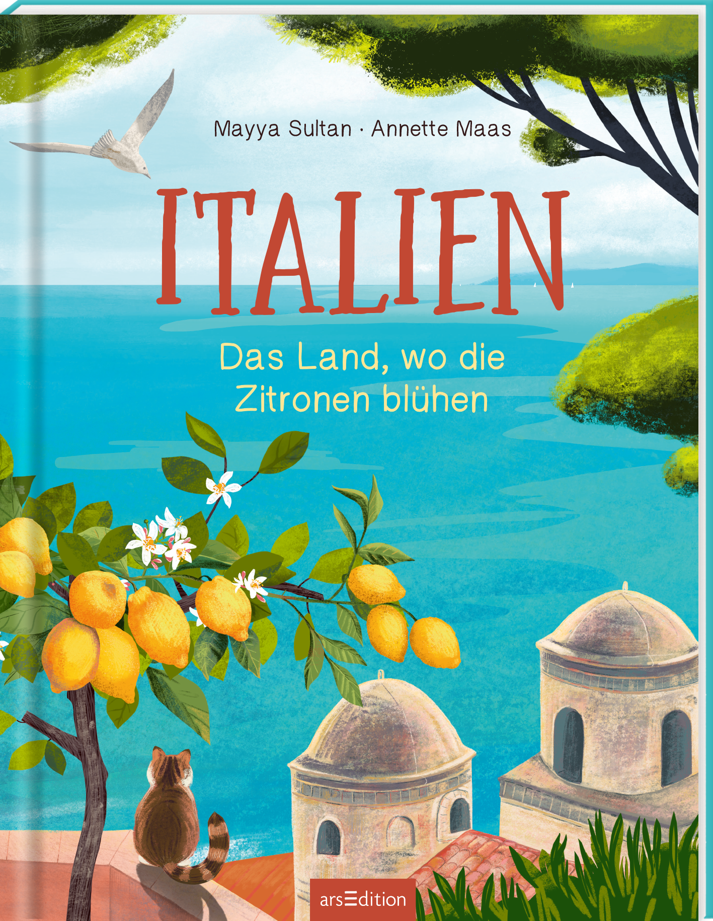 Das Buchcover zeigt eine idyllische Küstenlandschaft mit grün-blauem Wasser und sanften Hügeln im Hintergrund. Oben links fliegen Vögel über Zitrusbäume, die fruchtige, gelbe Zitronen tragen. In der Mitte steht der Titel „ITALIEN“ in großer, roter Schrift, darunter der Untertitel „Das Land, wo die Zitronen blühen“ in kleinerer Schrift. In der unteren rechten Ecke schmiegt sich eine Katze an eine Mauer. Ganz unten mittig steht der Logoschriftzug von arsEdition.