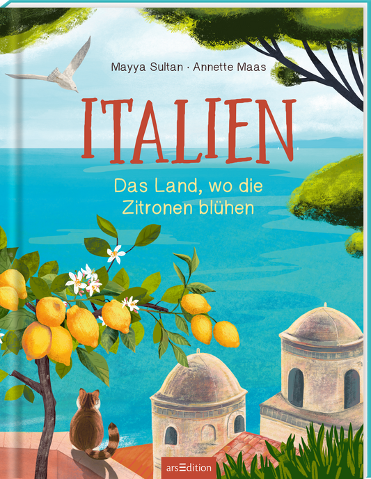 Das Buchcover zeigt eine idyllische Küstenlandschaft mit grün-blauem Wasser und sanften Hügeln im Hintergrund. Oben links fliegen Vögel über Zitrusbäume, die fruchtige, gelbe Zitronen tragen. In der Mitte steht der Titel „ITALIEN“ in großer, roter Schrift, darunter der Untertitel „Das Land, wo die Zitronen blühen“ in kleinerer Schrift. In der unteren rechten Ecke schmiegt sich eine Katze an eine Mauer. Ganz unten mittig steht der Logoschriftzug von arsEdition.