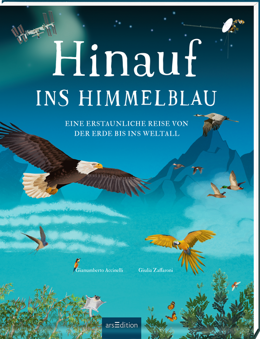 Das Buchcover zeigt eine atemberaubende Landschaft in verschiedenen Blautönen, die eine Reise vom Erde bis ins Weltall symbolisiert. Im Vordergrund fliegen majestätische Vögel, darunter ein Adler mit ausgebreiteten Flügeln. Der Titel „Hinauf ins Himmelblau“ ist in großen, weißen Buchstaben am oberen Rand platziert. Darunter steht der Untertitel „Eine erstaunliche Reise von der Erde bis ins Weltall“ in kleinerer Schrift. Autoren sind Gianumberto Accinelli und Giulio Zaffroni. Ganz...