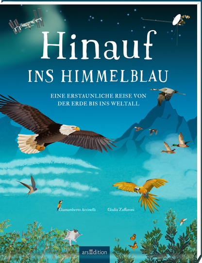 Das Buchcover zeigt eine atemberaubende Landschaft in verschiedenen Blautönen, die eine Reise vom Erde bis ins Weltall symbolisiert. Im Vordergrund fliegen majestätische Vögel, darunter ein Adler mit ausgebreiteten Flügeln. Der Titel „Hinauf ins Himmelblau“ ist in großen, weißen Buchstaben am oberen Rand platziert. Darunter steht der Untertitel „Eine erstaunliche Reise von der Erde bis ins Weltall“ in kleinerer Schrift. Autoren sind Gianumberto Accinelli und Giulio Zaffroni. Ganz...