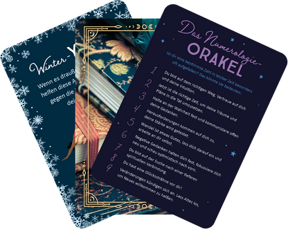 Gezeigt wird eine Innen- oder Zusatzansicht von „Magischer Advent“. Die Ansicht zeigt mehrere Karten in unterschiedlichen Designs. Dominierende Farben sind ein tiefes Blau und sanfte, warme Töne. Die Karte mit dem Titel „Das Numerologie-Orakel“ hebt sich durch eine verspielte, elegante Schrift hervor und enthält nummerierte Punkte, die Anweisungen oder Informationen geben. Eine weitere Karte beschreibt den Winter mit Schneeflocken und quietschenden Schriftzügen. Die Gesamtgestaltung...