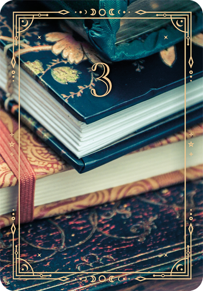 Gezeigt wird eine Innen- oder Zusatzansicht von „Magischer Advent“. Die Darstellung umfasst mehrere übereinandergestapelte Notizbücher mit kunstvollen Buchumschlägen in dunklen Farben und goldenen floralen Mustern. Die oberste Buchdecke ist mit der Ziffer „3“ in eleganter, geschwungener Schrift hervorgehoben. Die Kombination aus sanften und satten Farbtönen vermittelt eine festliche Atmosphäre, während die feinen, dekorativen Elemente dem Gesamtbild einen hochwertigen Eindruck...