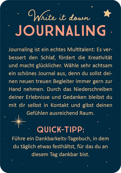 Gezeigt wird eine Innen- oder Zusatzansicht von „Magischer Advent“. Der Hintergrund ist in einem tiefen Blau gehalten, während die Textgestaltung in sanften Rosatönen erscheint. Die Überschrift „JOURNALING“ sticht dabei besonders hervor und ist in einer modernen, handschriftähnlichen Schriftart gestaltet. Unterhalb der Überschrift wird der Text in klarer, gut lesbarer Typografie präsentiert. Dekorative Sterne und grafische Elemente verleihe dem Layout eine festliche Note. Ein...