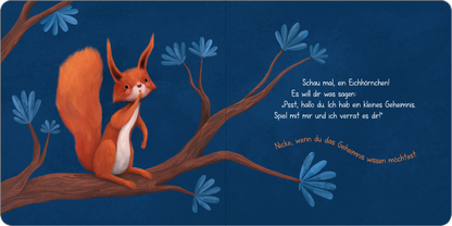 Gezeigt wird eine Innen- oder Zusatzansicht von „Ein kleines Geheimnis – Spiel mit mir und ich verrat es dir!“. Die Illustration zeigt ein niedliches, orangefarbenes Eichhörnchen auf einem Baumast, vor einem tiefblauen Hintergrund. Umgeben von stilisierten, hellgrünen Blättern, blickt das Eichhörnchen mit einem neugierigen Gesichtsausdruck in die Richtung des Betrachters. Auf der rechten Seite sind in verspielter Schrift die einladenden Texte platziert, die den Betrachter zum...
