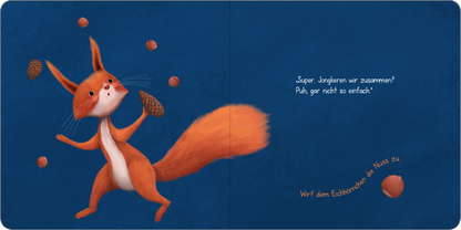 Gezeigt wird eine Innen- oder Zusatzansicht von „Ein kleines Geheimnis – Spiel mit mir und ich verrat es dir!“. Das Bild zeigt einen lebhaften, orangefarbenen Fuchs, der mit einem fröhlichen Gesichtsausdruck drei Eicheln jongliert. Der Hintergrund ist in einem tiefen Blau gehalten, das die Szene hervorhebt. Links steht in heller, spielerischer Schrift der Satz: „Super, jonglieren wir zusammen? Puh, gar nicht so einfach!“. Rechts befindet sich der Aufruf „Wirf dem Eichhörnchen die...