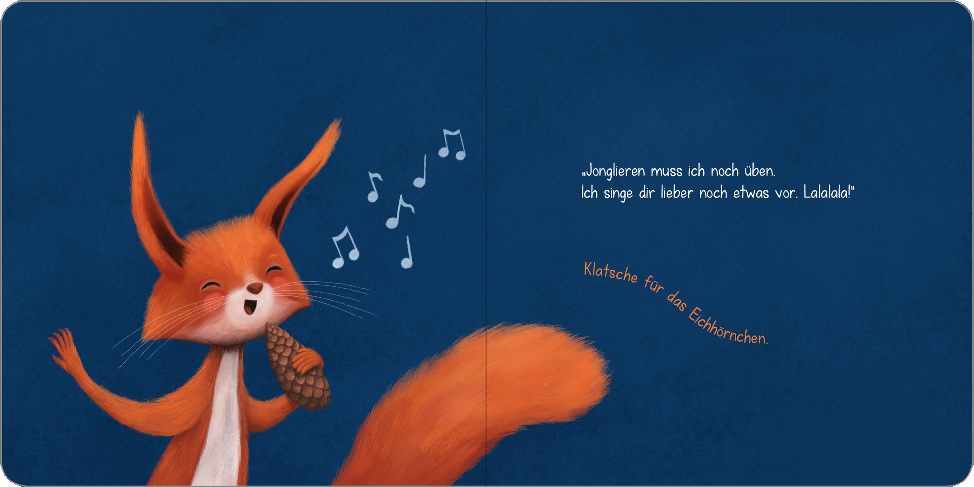 Gezeigt wird eine Innen- oder Zusatzansicht von „Ein kleines Geheimnis – Spiel mit mir und ich verrat es dir!“. Das Bild zeigt ein fröhliches, orangefarbenes Eichhörnchen mit einem Tannenzapfen, das singt und eine ausgelassene Haltung einnimmt. Der Hintergrund ist in einem tiefen Blau gehalten. Auf der rechten Seite sind in einer verspielten Schrift die Worte „Jonglieren muss ich noch üben. Ich singe dir lieber noch etwas vor: Lala lala!“ sowie „Klatsche für das...