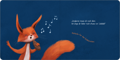 Gezeigt wird eine Innen- oder Zusatzansicht von „Ein kleines Geheimnis – Spiel mit mir und ich verrat es dir!“. Das Bild zeigt ein fröhliches, orangefarbenes Eichhörnchen mit einem Tannenzapfen, das singt und eine ausgelassene Haltung einnimmt. Der Hintergrund ist in einem tiefen Blau gehalten. Auf der rechten Seite sind in einer verspielten Schrift die Worte „Jonglieren muss ich noch üben. Ich singe dir lieber noch etwas vor: Lala lala!“ sowie „Klatsche für das...