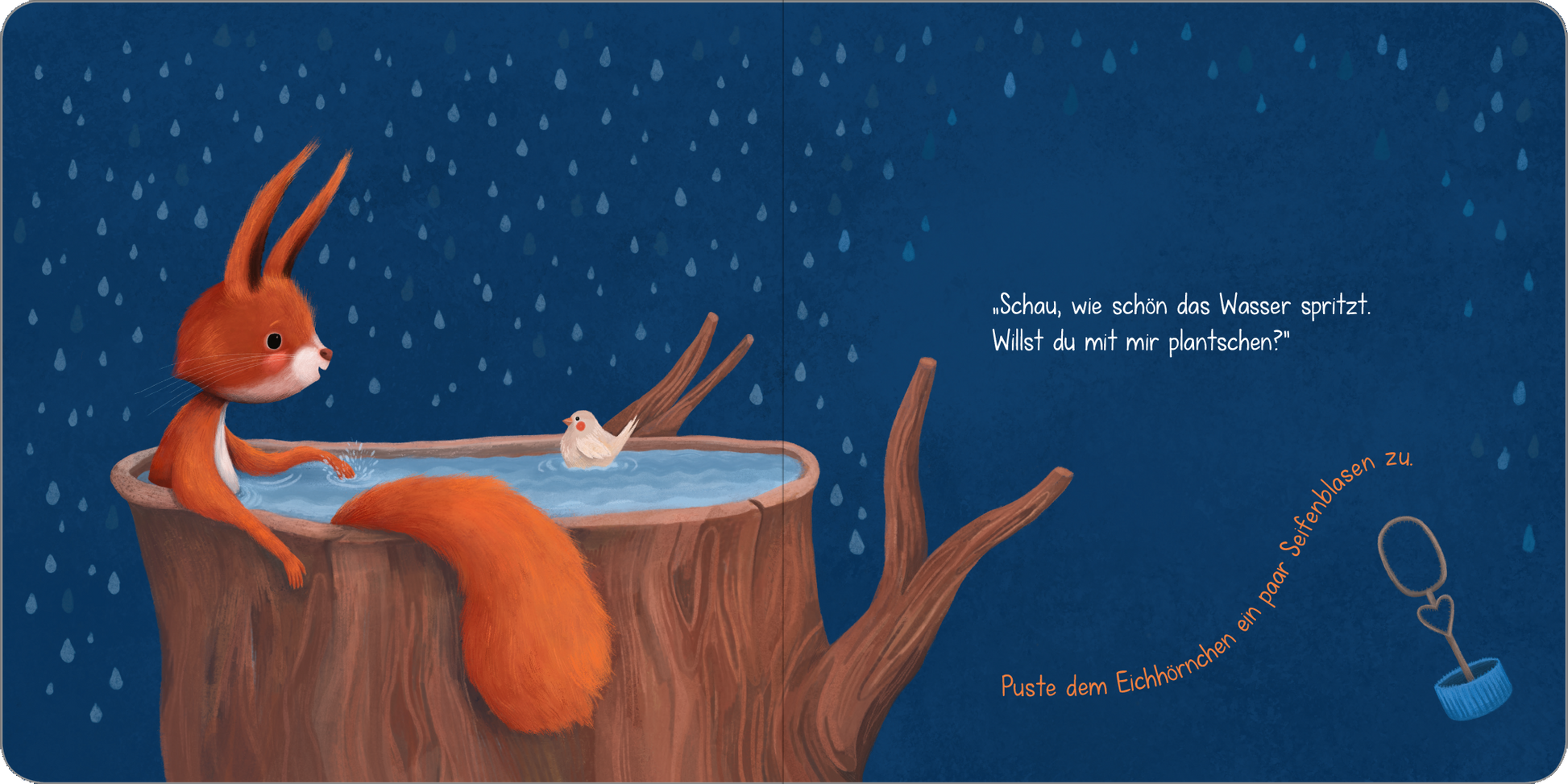 Gezeigt wird eine Innen- oder Zusatzansicht von „Ein kleines Geheimnis – Spiel mit mir und ich verrat es dir!“. Die Illustration zeigt ein niedliches Eichhörnchen mit orangerotem Fell, das auf einem Baumstumpf sitzt und mit einem kleinen Vogel spricht. Der Hintergrund ist in einem tiefen Blau gehalten, das an Regen erinnert. Über dem Wasserbecken sind die Sprechblasen mit einer verspielten Schriftart gestaltet, die den Dialog zwischen den Tieren vermittelt. Die Gesamtkomposition ist...