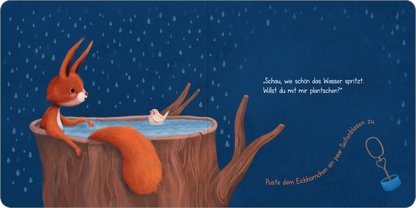 Gezeigt wird eine Innen- oder Zusatzansicht von „Ein kleines Geheimnis – Spiel mit mir und ich verrat es dir!“. Die Illustration zeigt ein niedliches Eichhörnchen mit orangerotem Fell, das auf einem Baumstumpf sitzt und mit einem kleinen Vogel spricht. Der Hintergrund ist in einem tiefen Blau gehalten, das an Regen erinnert. Über dem Wasserbecken sind die Sprechblasen mit einer verspielten Schriftart gestaltet, die den Dialog zwischen den Tieren vermittelt. Die Gesamtkomposition ist...