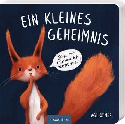 Auf dem Buchcover „Ein kleines Geheimnis“ von Agi Ofner ist ein niedliches rotes Eichhörnchen abgebildet, das mit einem Finger auf den Lippen zur Stille auffordert. Der Hintergrund ist in tiefem Blau gehalten, was eine ruhige Atmosphäre vermittelt. Der Titel ist in großen, verspielten weißen Buchstaben oben platziert. Eine Sprechblase informiert: „Spiel mit mir und ich verrat’s dir!“ Ganz unten mittig steht der Logoschriftzug von arsEdition.