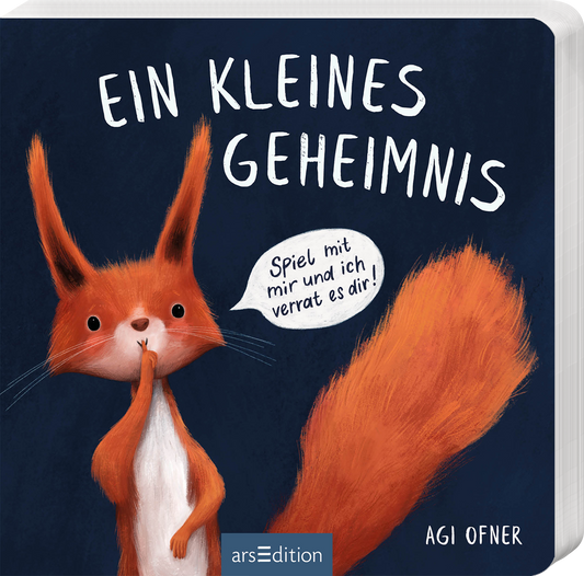 Auf dem Buchcover „Ein kleines Geheimnis“ von Agi Ofner ist ein niedliches rotes Eichhörnchen abgebildet, das mit einem Finger auf den Lippen zur Stille auffordert. Der Hintergrund ist in tiefem Blau gehalten, was eine ruhige Atmosphäre vermittelt. Der Titel ist in großen, verspielten weißen Buchstaben oben platziert. Eine Sprechblase informiert: „Spiel mit mir und ich verrat’s dir!“ Ganz unten mittig steht der Logoschriftzug von arsEdition.