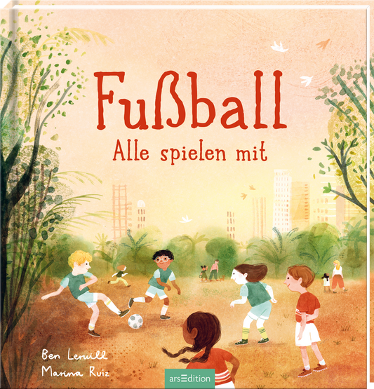 Das Buchcover zeigt eine lebhafte Szenerie auf einem Fußballfeld, umgeben von üppiger Natur und modernen Gebäuden im Hintergrund. Sechs Kinder in bunten Trikots spielen begeistert Fußball. Der Titel „Fußball“ steht in großen, rotbraunen Buchstaben darüber, gefolgt von „Alle spielen mit“ in einer verspielten Schrift. Die fröhliche Atmosphäre und die warmen Farbtöne vermitteln einen einladenden und aktiven Eindruck. Ganz unten mittig steht der Logoschriftzug von arsEdition.