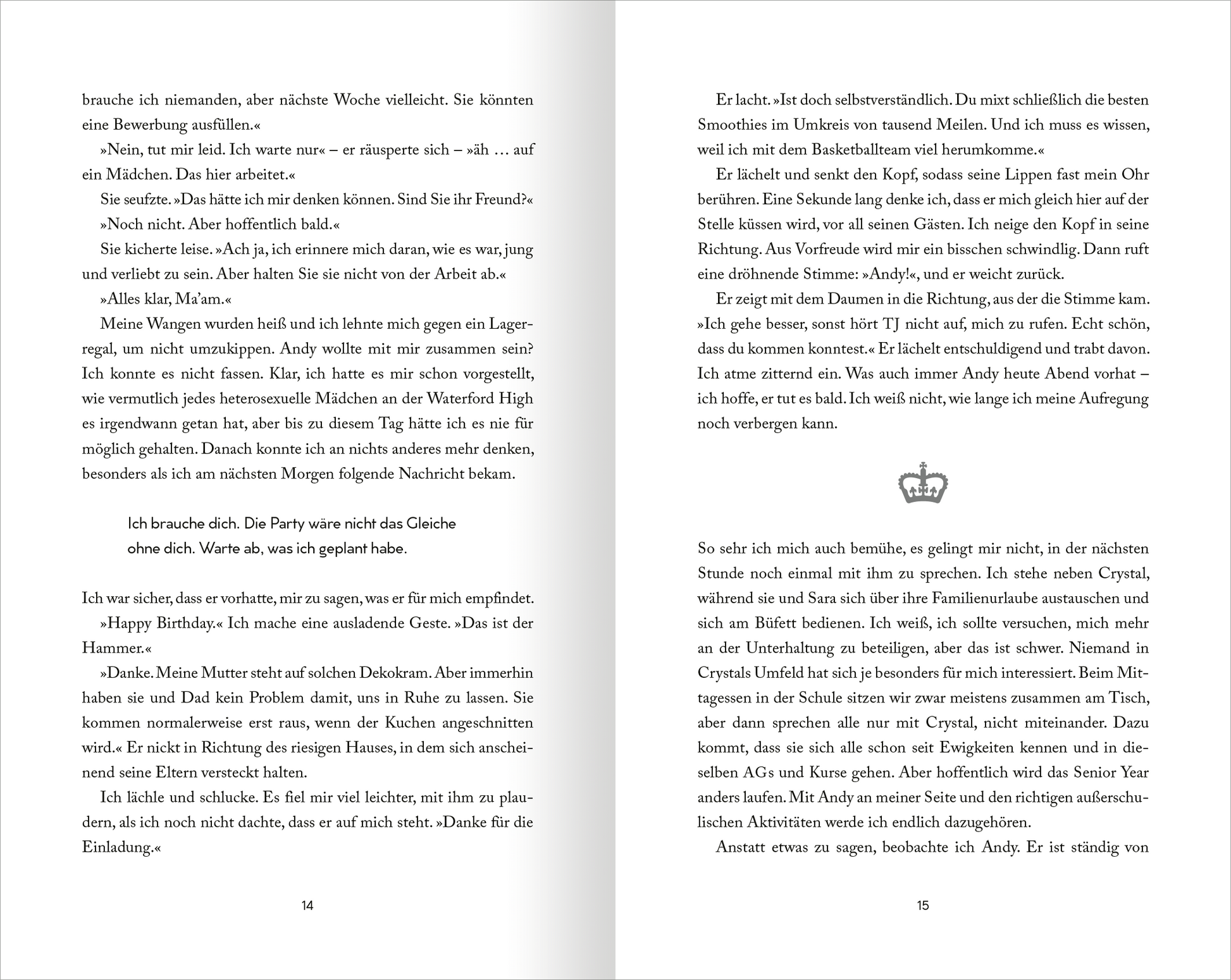 Gezeigt wird eine Innenansicht von „My Hot British Boyfriend“. Die Seiten zeigen eine klare, gut lesbare Schriftart in Schwarz auf weißem Hintergrund. Die Textblöcke sind gleichmäßig strukturiert und bieten ausreichende Zeilenabstände. Dezente grafische Elemente, darunter eine Krone, fügen sich harmonisch in das Layout ein. Der Text vermittelt eine lebendige Unterhaltung zwischen den Charakteren und ist in einem ansprechenden, modernen Stil gestaltet.