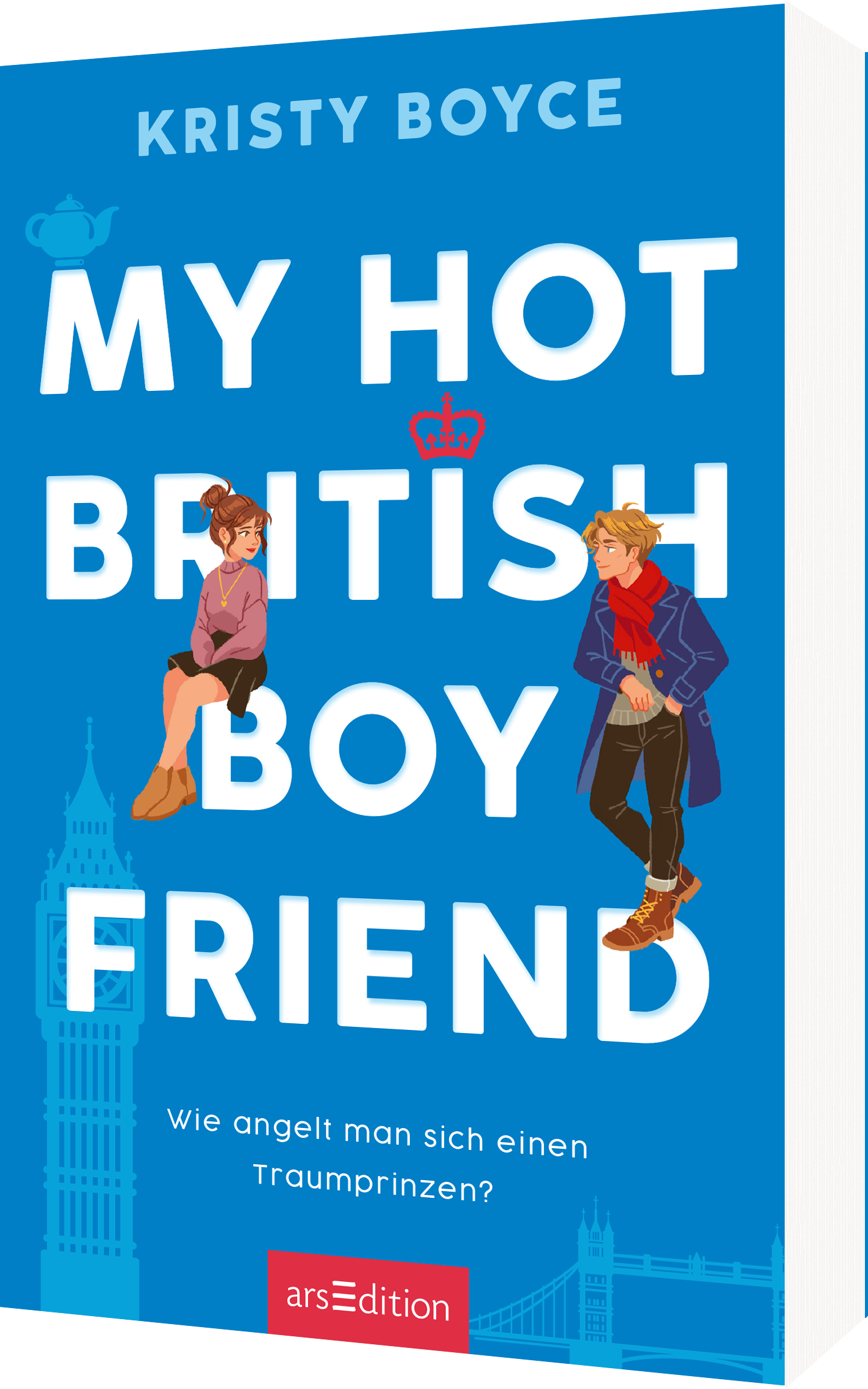 Das Buchcover von „My Hot British Boyfriend“ von Kristy Boyce zeigt einen lebhaften blauen Hintergrund. Im Vordergrund stehen zwei stilisierte Figuren: Links eine junge Frau in einem rosa Oberteil, rechts ein junger Mann in einem blauen Mantel mit rotem Schal. Die großflächige Typografie des Titels ist in weißen Buchstaben gehalten und vermittelt eine fröhliche Stimmung. Der Untertitel „Wie angelt man sich einen Traumprinzen?“ befindet sich in kleinerer Schrift darunter. Ein rotes...