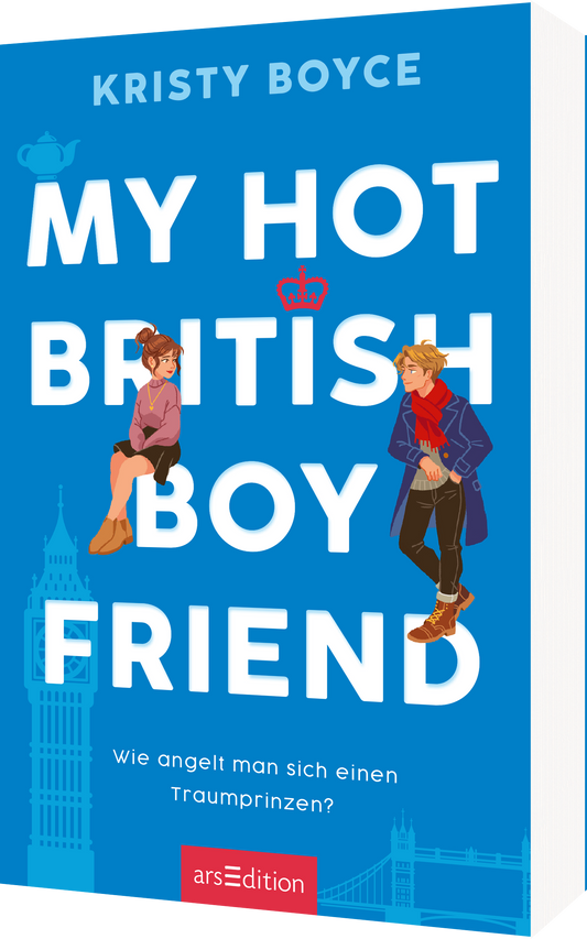 Das Buchcover von „My Hot British Boyfriend“ von Kristy Boyce zeigt einen lebhaften blauen Hintergrund. Im Vordergrund stehen zwei stilisierte Figuren: Links eine junge Frau in einem rosa Oberteil, rechts ein junger Mann in einem blauen Mantel mit rotem Schal. Die großflächige Typografie des Titels ist in weißen Buchstaben gehalten und vermittelt eine fröhliche Stimmung. Der Untertitel „Wie angelt man sich einen Traumprinzen?“ befindet sich in kleinerer Schrift darunter. Ein rotes...