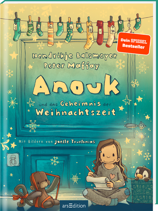 Türkisgrünes Cover mit warmen gelben Lichtpunkten und Sternen, oben an einer Wäscheleine bunte gestrickte Socken. Titel „Anouk und das Geheimnis der Weihnachtszeit“ in verspielter gelber Schrift, Autorenhinweis „Hendrikje Balsmeyer und Peter Maffay“, Illustration von „Joelle Tourlonias“. Vorn sitzende Mädchenfigur mit Block, Stoffhund und Pinguin vermittelt heimelige, kindliche Weihnachtsstimmung. Roter Button „Dein SPIEGEL Bestseller“. Ganz unten mittig steht der...