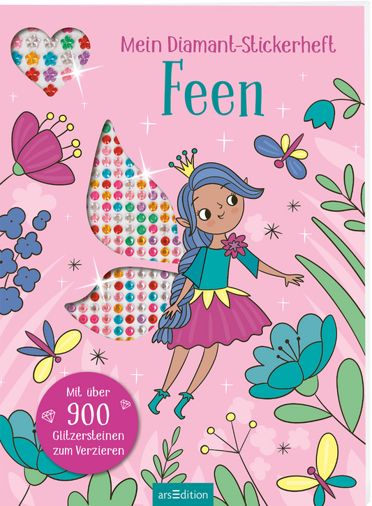 Gezeigt wird die 3D-ansicht des Heftes. Auf dem Buchcover „Mein Diamant-Stickerheft: Feen“ dominieren sanfte Pastellfarben auf einem pinken Hintergrund. In der Mitte fliegt eine Fee mit einem blauen geflochteten Zopf und einer kleinen Krone auf dem Kopf. Ihre Flügel stellen kleine Fenster dar, welche den Diamantstickerbogen zeigen, der auf der nächsten Seite angebracht ist. Um sie herum schwirren stilisierte Schmetterlinge und Blumen in lebhaften Farben. Im unteren linken Eck befindet...