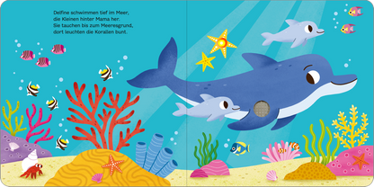 Gezeigt wird eine Innen- oder Zusatzansicht von „Mein blinkendes Soundbuch – Am Meer“. Die Illustration zeigt einen blauen Delfin mit einem Kalb, umgeben von bunten Fischen und Korallen. Die Farben sind lebhaft und variieren von Blau- und Grüntönen des Wassers bis zu Gelb, Orange und Pink der Korallen. Die typografische Gestaltung umfasst klare, gut lesbare Schriftzüge, die die Textpassagen begleiten. Ein gelbes Seesternbild und Luftblasen ergänzen die Szene.