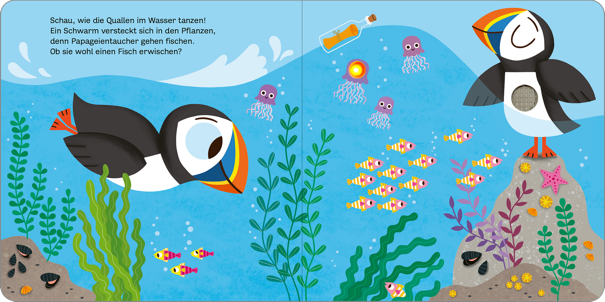 Gezeigt wird eine Innen- oder Zusatzansicht von „Mein blinkendes Soundbuch – Am Meer“. Die Illustration zeigt eine lebendige Unterwasserwelt mit verschiedenen Meeresbewohnern, darunter ein fröhlicher Papageientaucher und bunte Fische. Die Farben sind leuchtend und vielfältig mit Blau- und Grüntönen, die das Wasser und die Pflanzen darstellen. Der Text ist in einer verspielten, gut lesbaren Schriftart gehalten und ermutigt zur Interaktion mit den Abbildungen.