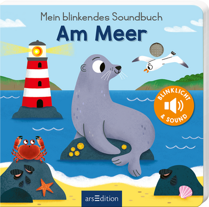 Auf dem Cover des Buches „Mein blinkendes Soundbuch Am Meer“ ist ein sphärisches maritimes Szenario dargestellt. Im Vordergrund sitzt eine graue Robbe auf einem Felsen, während im Hintergrund ein rot-weißer Leuchtturm und ein fliegender Möwe sichtbar sind. Strände und Wellen unterstreichen die maritime Atmosphäre. Die Titel-Typografie ist klar und freundlich in Blau gehalten. Ein orangefarbener Button mit der Aufschrift „BLINKLICHT &amp; SOUND“ zieht Aufmerksamkeit auf sich. Ganz...