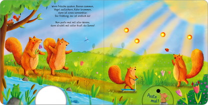 Gezeigt wird eine Innen- oder Zusatzansicht von „Mein liebstes Pustebuch – Hallo Frühling!“. Die Illustrationen zeigen zwei fröhliche Eichhörnchen, die auf einer blühenden Wiese stehen, umgeben von bunten Blumen und einem kleinen Bach. Der Himmel ist strahlend blau mit sanften Wolken und Sonnenstrahlen. Die Typografie im oberen Bereich hebt den Text hervor und ist gut lesbar in einer verspielten Schrift gestaltet. Die Farbpalette ist leuchtend und sommerlich, was eine fröhliche...