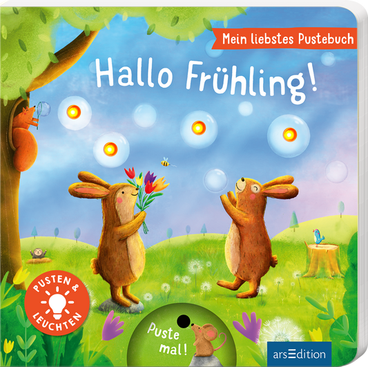 Auf dem Buchcover „Hallo Frühling!“ aus der Reihe „Mein liebstes Pustebuch“ stehen zwei fröhliche Hasen in einer bunten Frühlingslandschaft. Einer der Hasen hält einen Blumenstrauß, während der andere aufgeregt die Arme hebt. Im Hintergrund fliegen Bienen und Schmetterlinge umher, und ein Eichhörnchen sitzt auf einem Baum. Die Farben sind leuchtend und fröhlich. Oben links steht in roten Buchstaben „Mein liebstes Pustebuch“, und unten links ist der Button „PUSTEN &amp;...