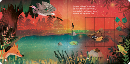 Gezeigt wird eine Innen- oder Zusatzansicht von „Wenn die Sonne schlafen geht“. Die Illustration zeigt eine friedliche Naturlandschaft bei Dämmerung, mit einem glitzernden Teich, umgeben von üppigem, grünem Laub. Im Vordergrund sind ein Fuchs und eine Schildkröte zu sehen, während im Hintergrund eine Gruppe von Vögeln über den Teich fliegt. Die Farbpalette reicht von satten Rottönen bis hin zu kühlen Blautönen, und die Schrift ist in einer klaren, gut lesbaren Typografie gehalten.