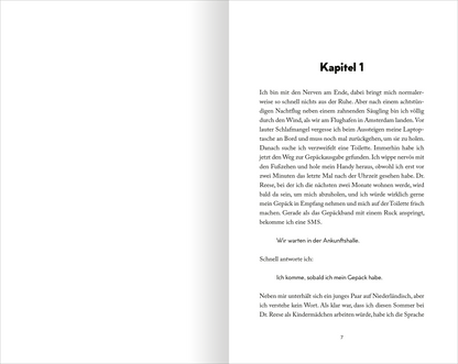 Gezeigt wird eine Innen- oder Zusatzansicht von „My Hot Dutch Boyfriend“. Die Seite präsentiert den Beginn eines Kapitels mit der Überschrift „Kapitel 1“ in großen, klaren, schwarzen Buchstaben. Der Text ist in einer gut lesbaren, Serifenschrift in Schwarz auf weißem Hintergrund gesetzt. Links und rechts sind weite Ränder sichtbar, die dem Layout Offenheit verleihen.