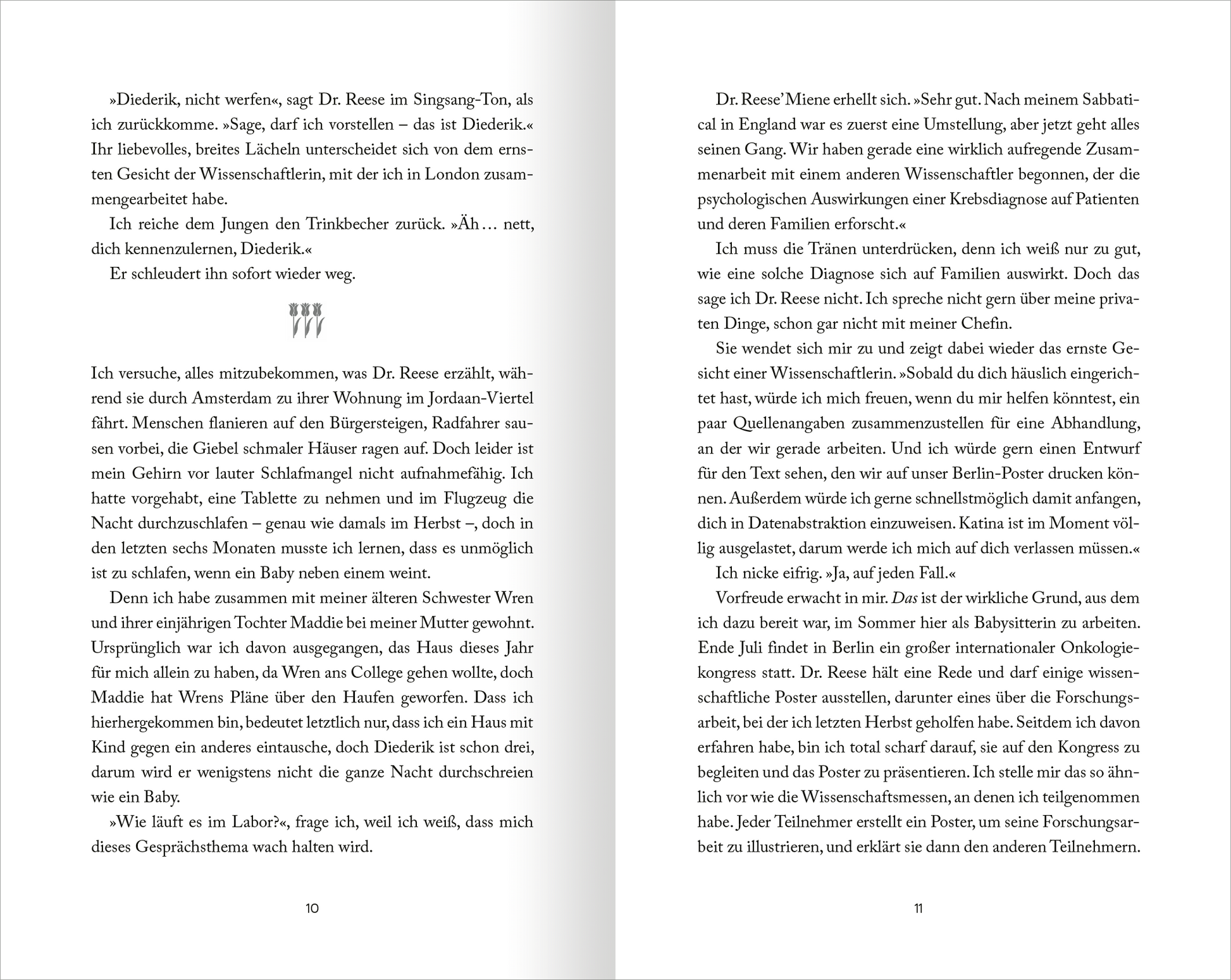 Gezeigt wird eine Innenansicht von „My Hot Dutch Boyfriend“. Die Doppelseite zeigt zwei Spalten mit fortlaufendem Text, unterbrochen von einer Absatzmarke in Form von Tulpen. Die Schrift ist in einer klaren, gut lesbaren Typografie gehalten, vorwiegend in Schwarz auf weißem Hintergrund.