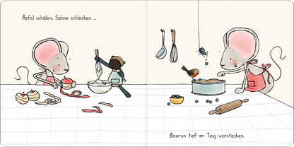 Gezeigt wird eine Innenansicht von „Weihnachten mit Maus“. Auf der linken Seite sind zwei niedliche Mäuse, eine rot gekleidet, die Äpfel schält, während die andere mit einem Kochlöffel in einer Schüssel rührt. Im Hintergrund hängen Küchengeräte an der Wand. Die rechte Seite zeigt die Mäuse mit einem Kuchen, in dem Beeren versteckt sind. Die Farben sind weich und pastellig, mit viel Weiß und sanften Akzenten, und die Typografie ist verspielt und eindeutig lesbar.