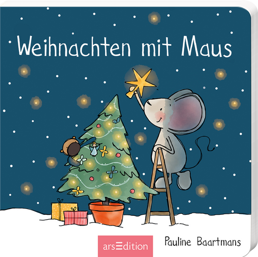 Auf dem Buchcover „Weihnachten mit Maus“ von Pauline Baartmans wird eine winzige, graue Maus dargestellt, die auf einer Leiter steht und einen leuchtenden Stern auf einem festlich geschmückten Weihnachtsbaum platziert. Um die Maus herum fällt sanfter, weißer Schnee vor einem dunkelblauen Hintergrund. Unter dem Weihnachtsbaum liegen bunte Geschenke. Die Schrift des Titels zeigt sich in einer kindlichen, weißen Typografie. Ganz unten mittig steht der Logoschriftzug von arsEdition.