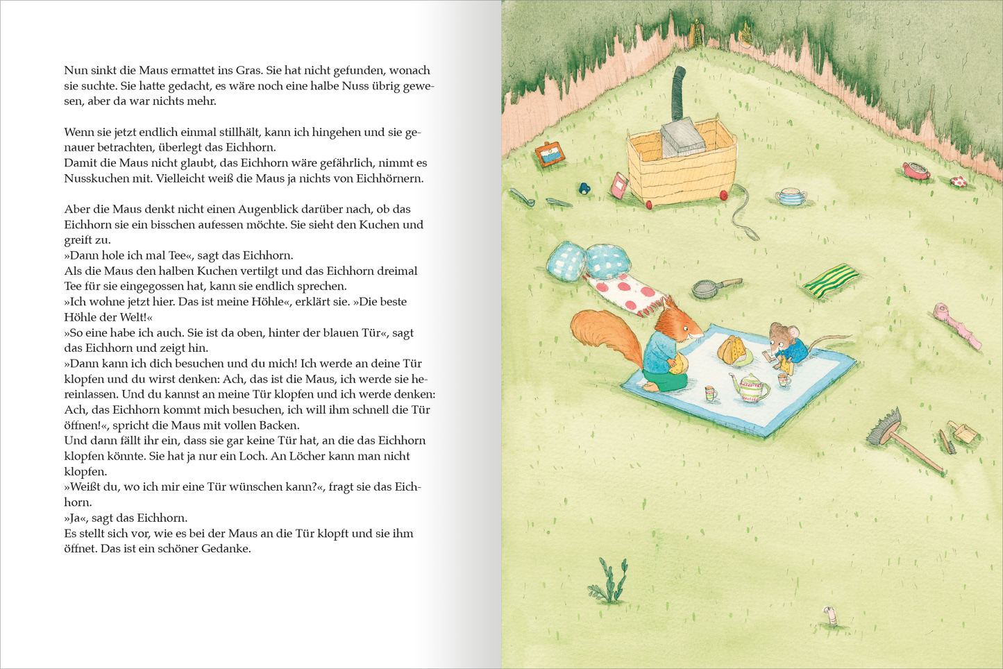 Gezeigt wird eine Innen- oder Zusatzansicht von „Ein Jahr mit Maus und Eichhorn“. Die Illustration zeigt eine grüne Wiese mit einer gemütlichen Picknickszene. Maus und Eichhorn sitzen auf einer karierten Decke und genießen ihr Essen. Um sie herum liegen verschiedene Gegenstände wie eine Holzbox und Kochutensilien. Die Farbpalette ist sanft und überwiegend in Grüntönen gehalten, während die Typografie im begleitenden Text freundlich und kindgerecht wirkt.