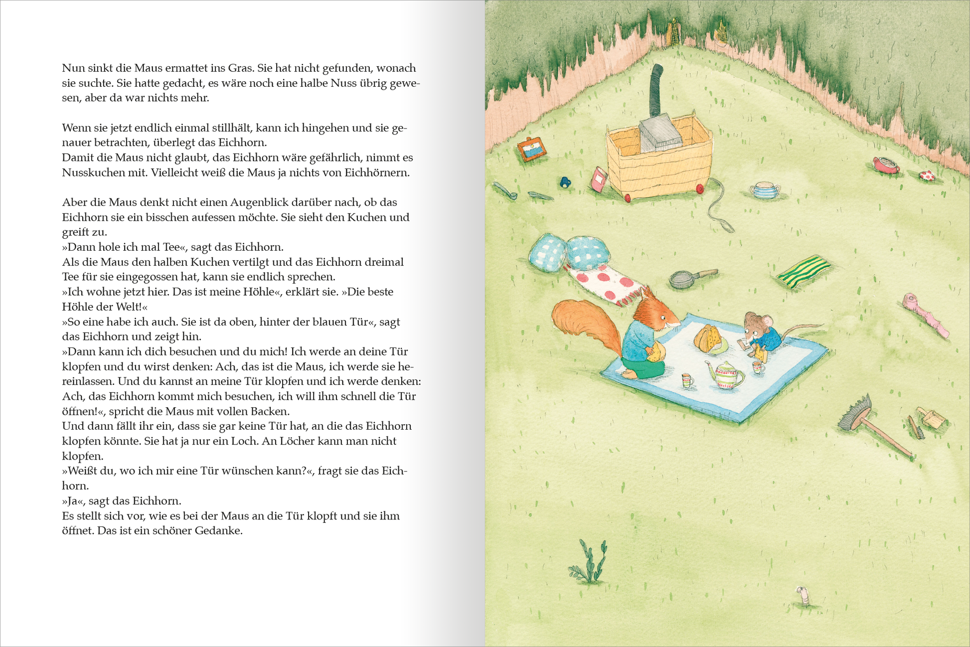 Gezeigt wird eine Innen- oder Zusatzansicht von „Ein Jahr mit Maus und Eichhorn“. Die Illustration zeigt eine grüne Wiese mit einer gemütlichen Picknickszene. Maus und Eichhorn sitzen auf einer karierten Decke und genießen ihr Essen. Um sie herum liegen verschiedene Gegenstände wie eine Holzbox und Kochutensilien. Die Farbpalette ist sanft und überwiegend in Grüntönen gehalten, während die Typografie im begleitenden Text freundlich und kindgerecht wirkt.