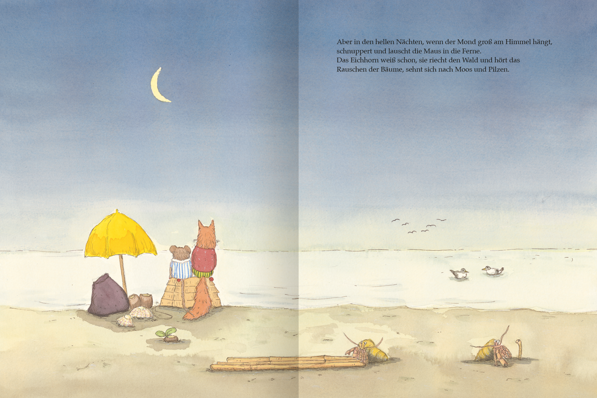 Gezeigt wird eine Innen- oder Zusatzansicht von „Ein Jahr mit Maus und Eichhorn“. Die Illustration zeigt eine ruhige Strandlandschaft bei Nacht, mit einem sanften Himmel in pastellfarbenen Blau- und Grautönen. Im Vordergrund sitzen Maus und Eichhorn unter einem gelben Sonnenschirm, die auf das Wasser blicken. Eine kleine Mondsichel hängt am Himmel, während einige Vögel im Hintergrund fliegen. Die schlichte, kinderfreundliche Typografie ist klar lesbar und ergänzt die Bildszene...
