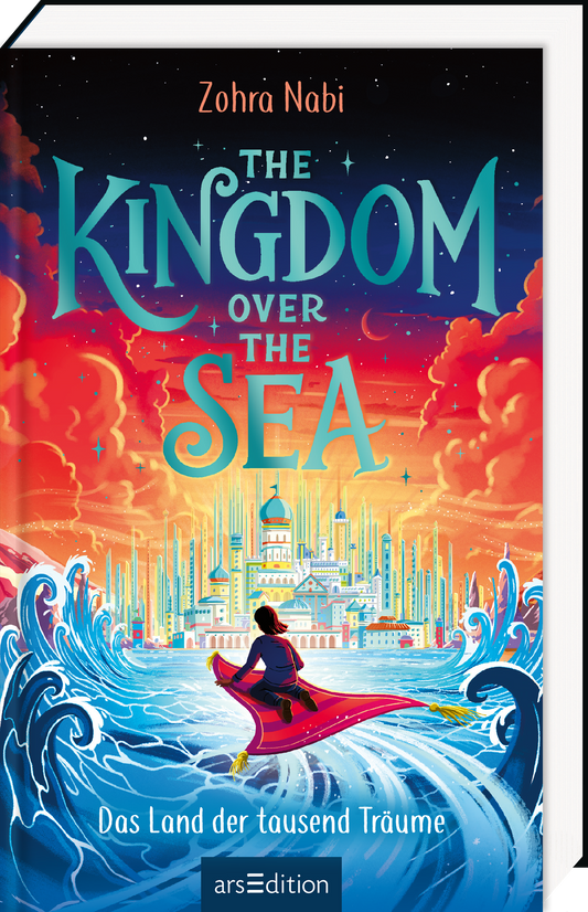 Das Buchcover zeigt in der Ferne ein imposantes Königreich, das hinter einem blauen Meer zu erkennen ist. Im Vordergrund sitze Figur in roter Kleidung auf einem fliegenden Teppich. Oberhalb türmen sich rot-orangefarbene Wolken und ein tiefblauer Himmel. Darauf prangt der Titel „THE KINGDOM OVER THE SEA“ in geschwungener, blauer Schrift. Darunter steht in kleinerer Schrift „Das Land der tausend Träume“. Ganz unten mittig steht der Logoschriftzug von arsEdition.