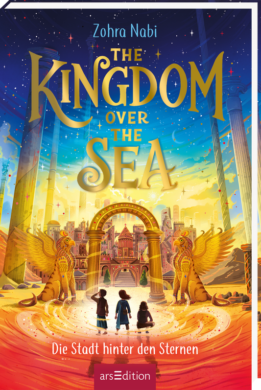 Auf dem Buchcover von „The Kingdom over the Sea“ von Zohra Nabi strahlt ein magisches Farbschema in Blau, Gold und Orange. In der Mitte erhebt sich ein prächtiger Torbogen, flankiert von zwei majestätischen sphinxartigen Wesen. Drei Figuren stehen davor, im Vordergrund, und schauen ehrfurchtsvoll auf die beeindruckende Stadt im Hintergrund. Oberhalb des Torbogens prangt der Titel in geschwungener Schrift. Ganz unten mittig steht der Logoschriftzug von arsEdition.