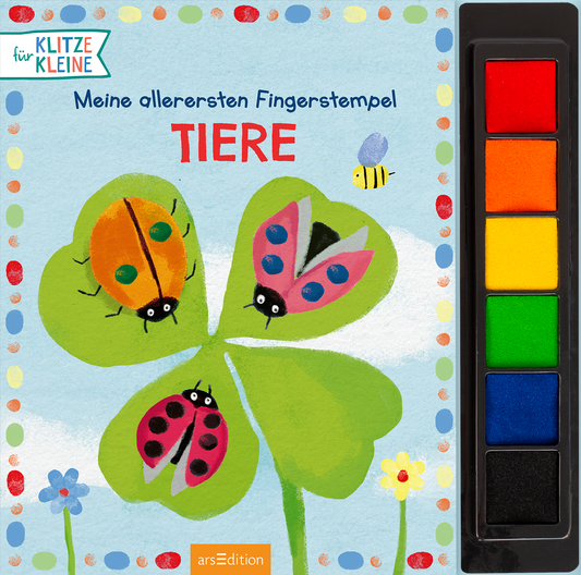 Das Buchcover zeigt eine hellblaue Hintergrundfarbe mit einer verspielten Komposition von Blumen und Insekten. Drei fröhlich illustrierte Marienkäfer und ein Schmetterling sind auf einem Kleeblatt platziert. Der Titel „Meine allerersten Fingerstempel TIERE“ wird in roter, fetter Schrift hervorgehoben. In der oberen linken Ecke prangt das Label „für KLITZE KLEINE“. Ganz unten mittig steht der Logoschriftzug von arsEdition.