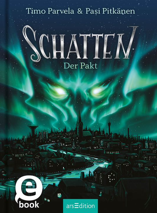 Das Buchcover zeigt eine düstere, mystische Stadtlandschaft unter einem dramatischen, grünlich-blauen Himmel mit Nordlichtern. Im Vordergrund fließt ein schmaler Fluss, der sich durch die Stadt schlängelt. Der Titel „Schatten“ ist in auffallender, weißer Schrift mit einem geheimnisvollen Flair gestaltet, während darunter „Der Pakt“ in schlichterer Schrift steht. Ganz oben sind die Namen der Autoren Timo Parvela und Pa­si Pitkänen zu lesen. Ein kleiner...