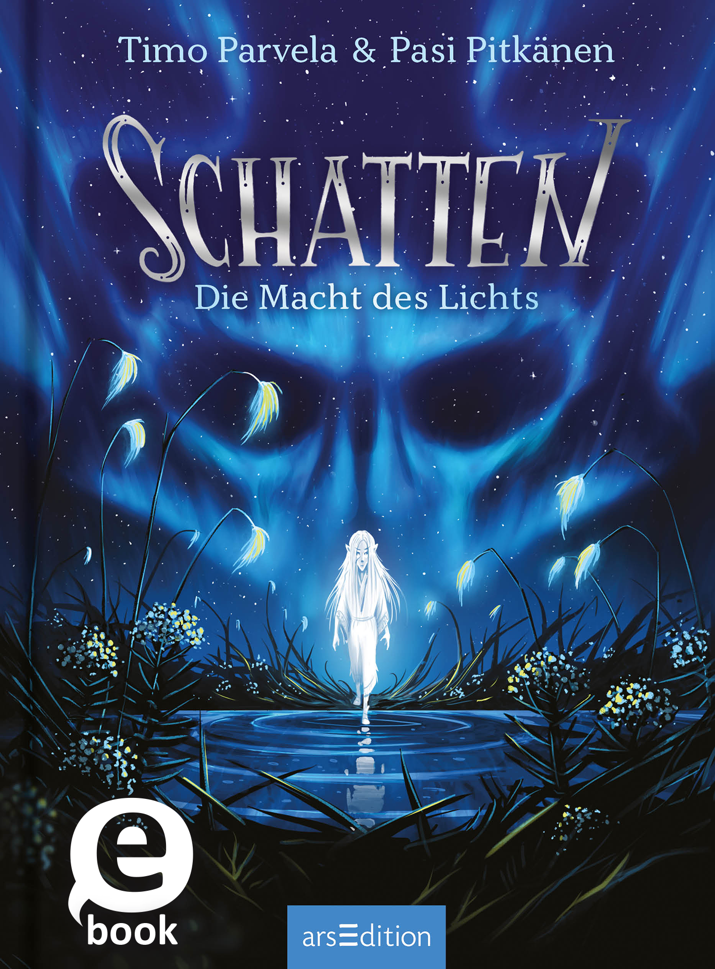 Das Buchcover zeigt eine geheimnisvolle, nächtliche Szene in Blau- und Lilatönen. In der Mitte steht eine durchsichtige, weiße Figur, die im Wasser reflektiert wird. Um sie herum wachsen einige Blumen, die dezent in Richtung des Betrachters neigen. Der Titel „SCHATTEN“ ist in großen, eleganten Buchstaben oben platziert, unter dem steht „Die Macht des Lichts“ in kleinerer Schrift. Die Namen der Autoren, Timo Parvela und Pasi Pitkänen, sind ebenfalls sichtbar. Es gibt einen...