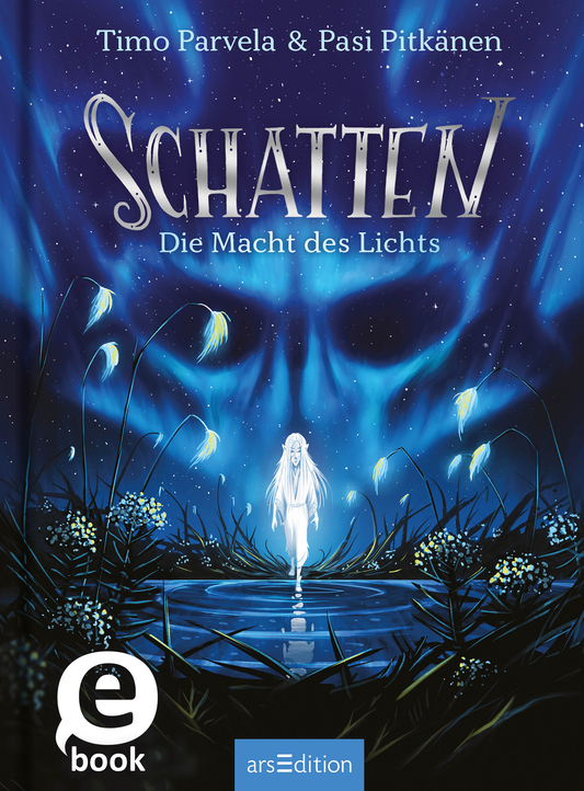 Das Buchcover zeigt eine geheimnisvolle, nächtliche Szene in Blau- und Lilatönen. In der Mitte steht eine durchsichtige, weiße Figur, die im Wasser reflektiert wird. Um sie herum wachsen einige Blumen, die dezent in Richtung des Betrachters neigen. Der Titel „SCHATTEN“ ist in großen, eleganten Buchstaben oben platziert, unter dem steht „Die Macht des Lichts“ in kleinerer Schrift. Die Namen der Autoren, Timo Parvela und Pasi Pitkänen, sind ebenfalls sichtbar. Es gibt einen...