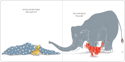 Gezeigt wird eine Innen- oder Zusatzansicht von „Unter Decken verstecken“. Auf der linken Seite liegt ein brauner Hase unter einer blauen Decke mit weißen Mustern. Auf der rechten Seite stehen ein grauer Elefant und ein rot-weiß gestreifter Kater, die freundlich miteinander interagieren. Die Hintergrundfarbe ist hell und neutral, während die Typografie klar und gut lesbar ist, mit hervorgehobenen Texten in freundlichen Farben, die die Charaktere einführen.