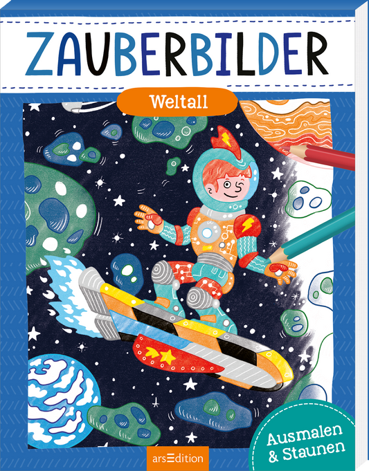 Das Buchcover zeigt einen bunten Astronauten, der fröhlich auf einem Raumschiff durch eine fantasievolle Weltraumlandschaft fliegt. Im Hintergrund sind verschiedene Planeten und Sterne in lebhaften Farben wie Blau, Grün und Lila abgebildet. Der Titel „ZAUBERBILDER“ ist in großen, bunten Buchstaben oben platziert, während das Wort „Weltall“ in einem orangefarbenen Banner hervorgehoben ist. Der Hinweis „Ausmalen &amp; Staunen“ ist ebenfalls farbig gestaltet. Ganz unten mittig...