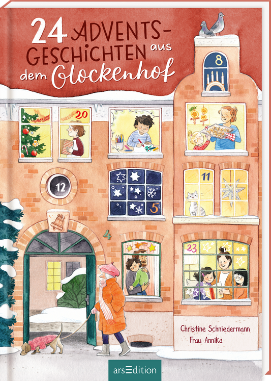 Auf dem Cover „24 Adventsgeschichten aus dem Glockenhof“ strahlt ein helles, warmes Farbenspiel aus sanften Rot- und Beigetönen. Die verputzte Backsteinfassade eines Hauses zeigt mehrere Fenster, durch die fröhliche, weihnachtliche Szenen von Kindern, Familien und Tieren zu sehen sind. Einige Fenster sind nummeriert. Eine Frau in Winterkleidung geht mit ihrem Hund vor dem Haus Gassi. Der Titel „24 ADVENTSGESCHICHTEN aus dem Glockenhof“ ist prominent über dem Haus platziert, in...