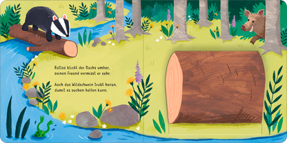 Gezeigt wird eine Innen- oder Zusatzansicht von „Klapp auf! Wer versteckt sich im Wald?“. Die Illustration zeigt einen Dachs auf einem Baumstamm in einem bunten Wald mit grünen Pflanzen, blühenden Blumen und einem Fluss. Rechts ist ein Wildschwein zu sehen. Die Farben sind lebhaft, mit dominanten Grüntönen und sanften Erdfarben. Der Text in verspielter Schrift präsentiert die Geschichte in klarer, gut lesbarer Schriftart.