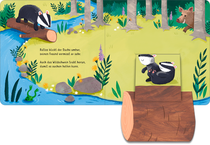 Gezeigt wird eine Innen- oder Zusatzansicht von „Klapp auf! Wer versteckt sich im Wald?“. Die bunten Illustrationen zeigen einen Dachs, der auf einem Baumstamm sitzt, umgeben von einer lebhaften Waldlandschaft mit grünen Pflanzen, einem blauen Fluss und einem Wildschwein, das in der Nähe erscheint. Der Hintergrund ist in verschiedenen Grüntönen gehalten, während die Typografie in einer verspielten, gut lesbaren Schriftart gestaltet ist. Im Vordergrund ist eine herausklappbare...
