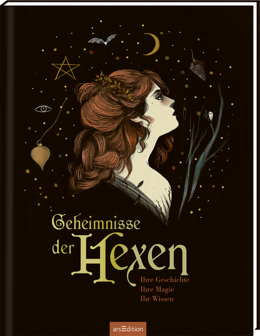 Das Buchcover zeigt eine stilisierte Frauenfigur mit langen, lockigen, kastanienbraunen Haaren. Sie blickt nach oben, umgeben von mystischen Symbolen wie Sternen, einer Mondsichel und einer Eule. Der Hintergrund ist tiefschwarz, was die goldenen und weißen Illustrationen kontrastiert. Der Titel „Geheimnisse der Hexen“ ist in eleganter, goldfarbener Schrift mittig platziert, unterhalb davon der Untertitel „Ihre Geschichte, Ihre Magie, Ihr Wissen“. Ganz unten mittig steht der...