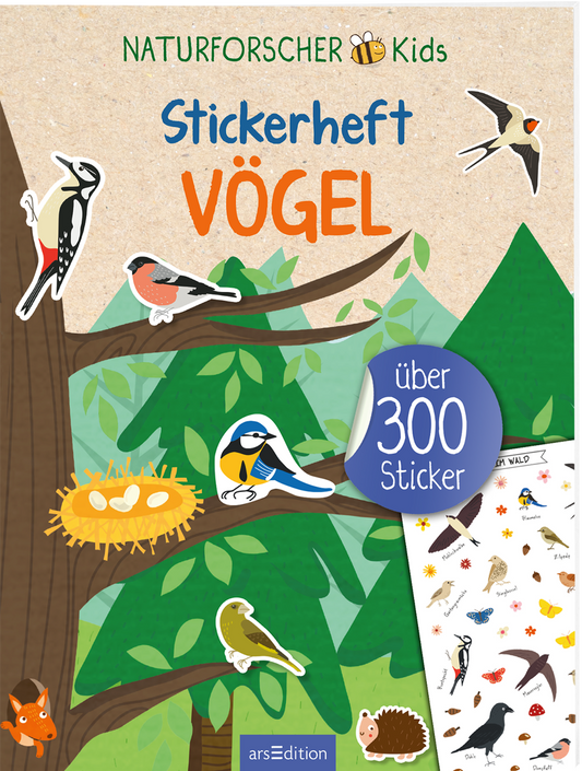 Das Buchcover zeigt eine freundliche, bunte Illustration von Vögeln, die in einem Wald auf Ästen sitzen. Auf einem kräftig grünen Hintergrund sind verschiedene Baumarten abgebildet. In der oberen Mitte steht der Titel „Stickerheft VÖGEL“ in auffälliger, oranger Schrift. Links sind zahlreiche Illustrationen von Vögeln und einem Nistplatz zu sehen. Ein blauer Kreis mit dem Text „über 300 Sticker“ befindet sich rechts. Ganz unten mittig steht der Logoschriftzug von arsEdition.