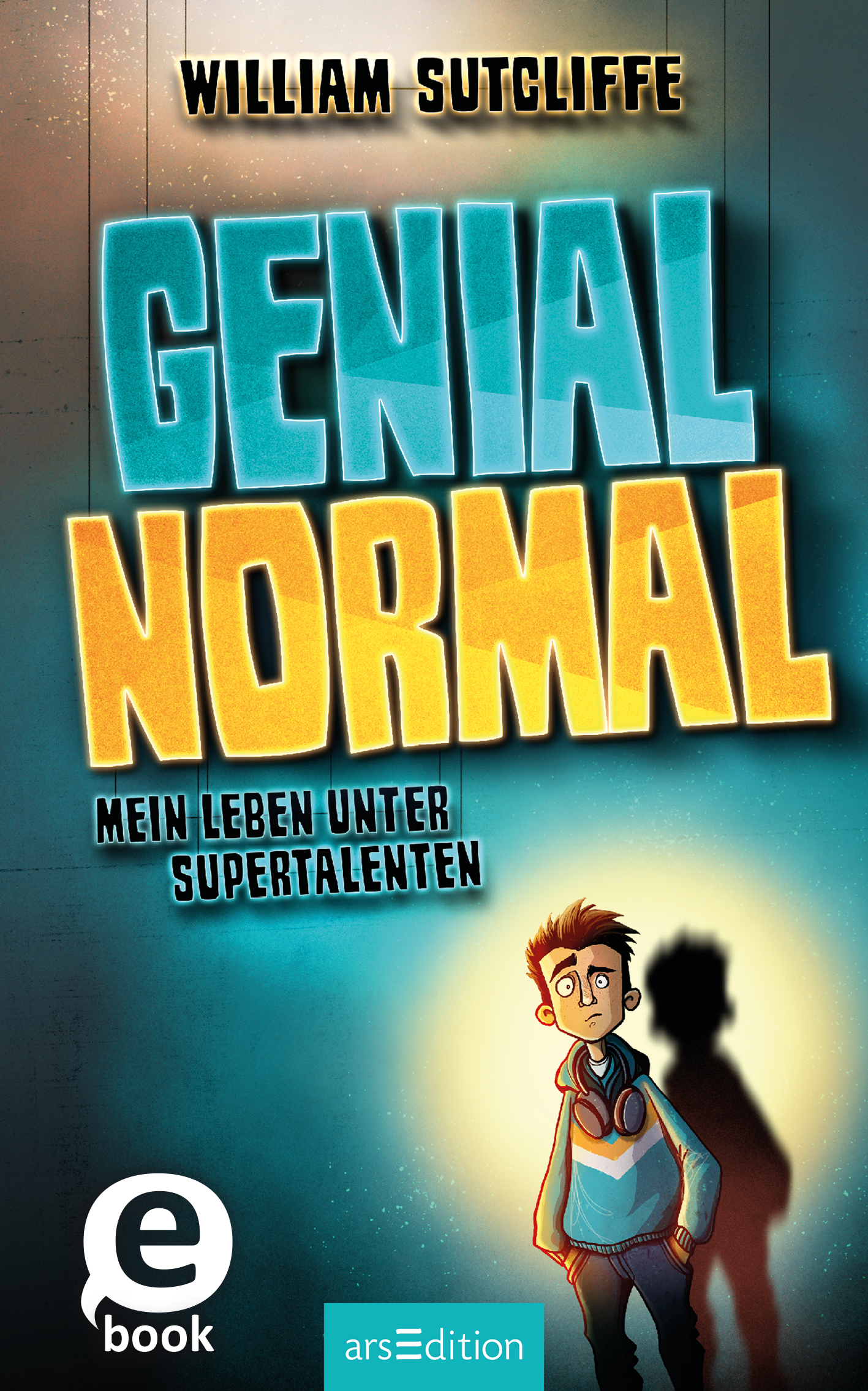 Das Buchcover zeigt einen leuchtenden blauen Hintergrund, aus dem der Titel „Genial NORMAL“ in großen gelben Buchstaben hervorsticht. Darunter befindet sich der Untertitel „mein Leben unter Supertalenten“ in einer schlichteren Schrift. In der Mitte ist ein junger Junge mit braunem Haar und einem schockierten Gesichtsausdruck abgebildet, der von einer dunklen Silhouette umgeben ist. Oben steht der Name des Autors William Sutcliffe. Ein „SPIEGEL-Bestseller“-Button ist in der oberen...