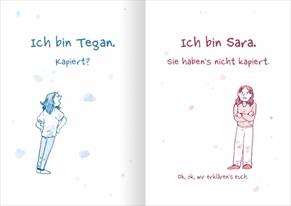 Gezeigt wird eine Innenansicht von „Junior High – Chaos im Doppelpack“. Auf der linken Seite steht in blauer Schrift „Ich bin Tegan. Kapierst?“. Neben einer Illustration von Tegan mit aufrechter Haltung. Auf der rechten Seite ist in roter Schrift „Ich bin Sara. sie haben&#039;s nicht kapiert.“ zu sehen, begleitet von einer Illustration von Sara mit verschränkten Armen. Der Hintergrund ist hell, mit sanften Farbspritzern, die eine spielerische Atmosphäre schaffen.